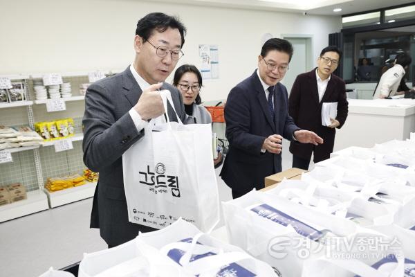 [크기변환]1-8. 정명근 화성특례시장이 그냥드림 사업장에서 지급하는 품목들을 확인하고 있다.jpg