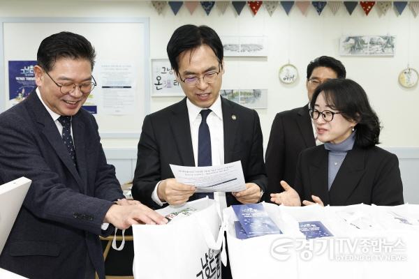[크기변환]1-6. 김민재 행정안전부 차관이 지난 3월 화성특례시 ‘그냥드림 온(溫) 라운지’ 를 방문해 안내문을 읽고 있다.jpg