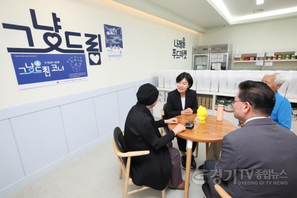 [크기변환]1-5. 현수엽 보건복지부 차관이 지난 5월 화성특례시 그냥드림 온(溫) 라운지에서 대화를 나누고 있다.jpg