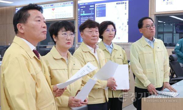 [크기변환]260708 남종섭 의장, 첫 공식행보로 도 재난상황실 긴급 방문...의장단.대표의원 호우대책 집중 점검 (2).jpg