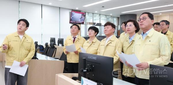 [크기변환]260708 남종섭 의장, 첫 공식행보로 도 재난상황실 긴급 방문...의장단.대표의원 호우대책 집중 점검 (1).jpg