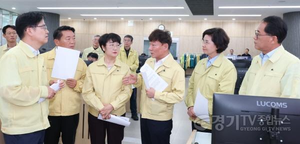 [크기변환]260708 남종섭 의장, 첫 공식행보로 도 재난상황실 긴급 방문...의장단.대표의원 호우대책 집중 점검 (3).jpg