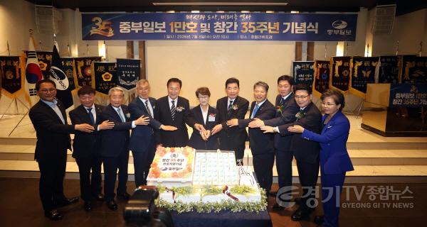 [크기변환]사진설명1._김미경_수원특례시의회_의장이_8일_호텔_라뷔포레에서_열린_중부일보_1만호_및_창간_35주년_기념식에서_참석자들과_기념촬영을_하고_있다.jpg