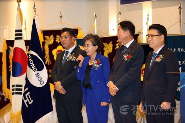[크기변환]사진설명2._김미경_수원특례시의회_의장이_8일_호텔_라뷔포레에서_열린_중부일보_1만호_및_창간_35주년_기념식에서_축사를_하고_있다.jpg