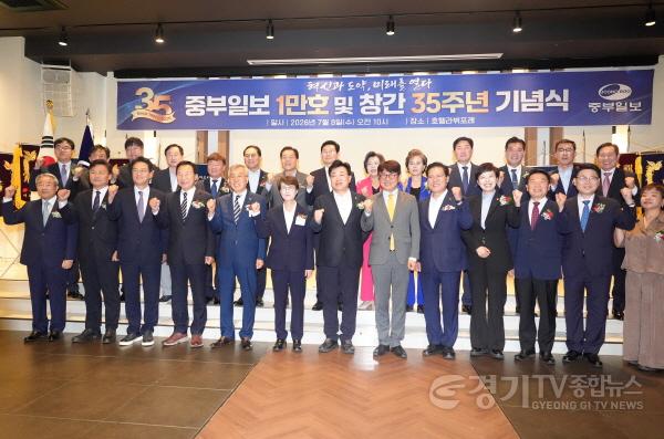[크기변환]사진설명3._김미경_수원특례시의회_의장이_8일_호텔_라뷔포레에서_열린_중부일보_1만호_및_창간_35주년_기념식에서_주요_참석자들과_케이크_커팅을_하고_있다.jpg