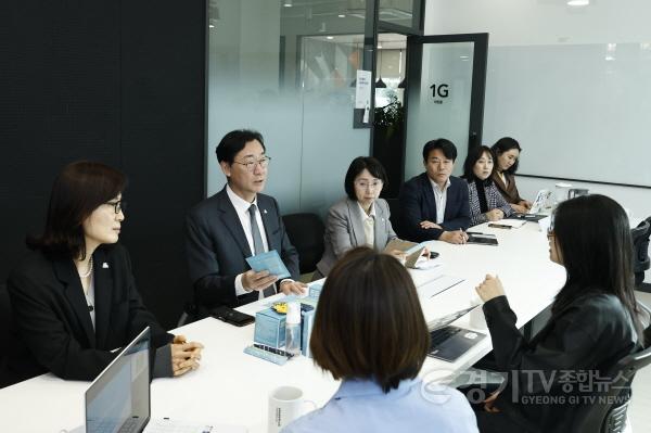 [크기변환]6-11. 정명근 화성특례시장이 (가칭) 코리요 생리대 시제품을 살피고 생리대 제작에 대한 의견을 말하고 있다(2).jpg