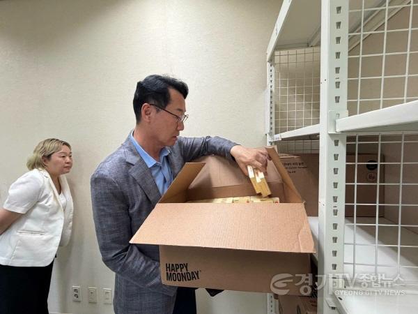 [크기변환]6-1. 정명근 화성특례시장이 유앤아이센터를 방문해 공공생리대 비치 준비 현장을 점검하고 있다.jpg