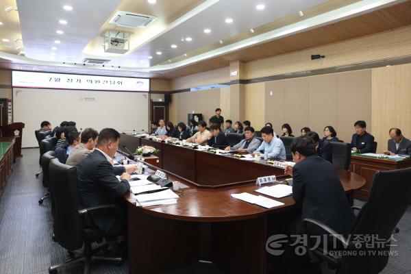 [크기변환]사진1) 평택시의회 7월 정기 의원 간담회하는 모습.jpg