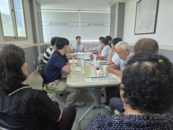 [크기변환]260709_윤종영_의원__“방치된_적치물부터_학교_전기안전까지”...연천_현장민원_해결_나서_(1).jpg