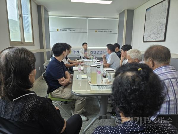 [크기변환]260709_윤종영_의원__“방치된_적치물부터_학교_전기안전까지”...연천_현장민원_해결_나서_(2).jpg