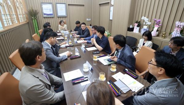 [크기변환]사진설명1)  김미경 수원특례시의회 의장이 10일 상임위원장 및 양당 교섭단체 대표들과 티타임을 갖고 제13대 의회 운영과 협력 방안에 대해 의견을 나누고 있다.jpg