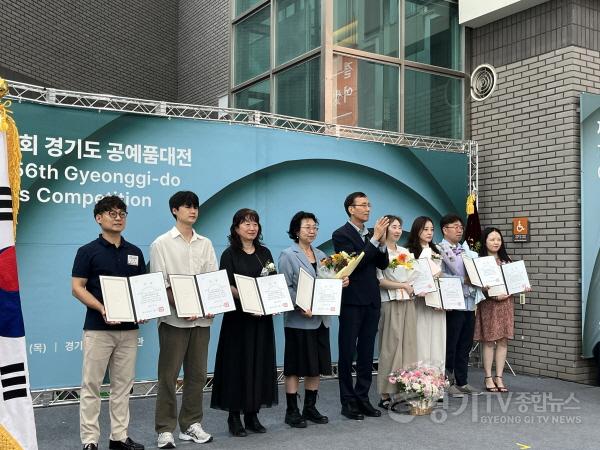 [크기변환]1-2. 제56회 경기도 공예품대전 개인부문 수상자들이 시상식에서 수상 기념촬영을 하고 있다.jpeg