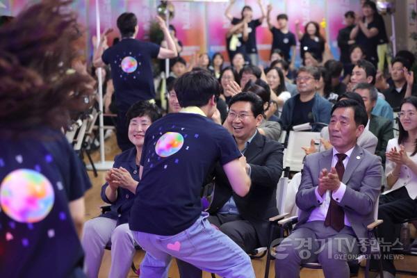 [크기변환]2-5. 제3회 대한민국 대학연극제 개막식에서 이상일 시장이 길드 퍼포먼스에 함께 하고 있다.JPG