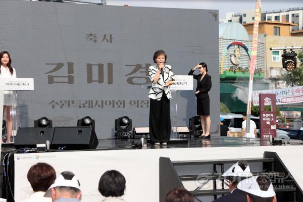 [크기변환]사진설명1) 김미경 수원특례시의회 의장이 11일 팔달문 지동교 일원에서 열린 ‘수원남문시장 백년시장 육성사업 비전 선포식’에서 축사를 하고 있다.jpg