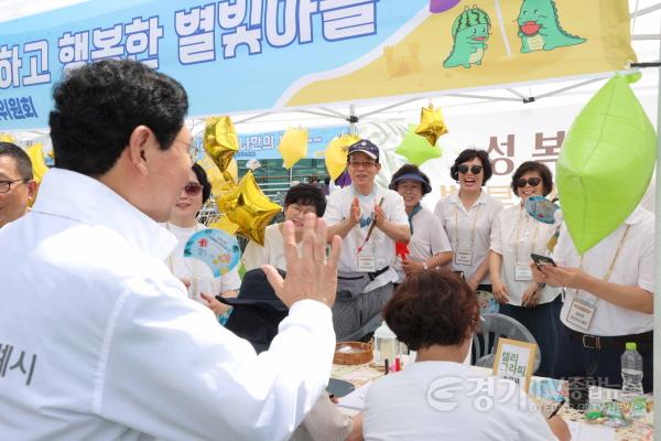 [크기변환]1-4. 이상일 용인특례시장(왼쪽)이 11일 용인특례시 주민자치박람회에서 시민들과 인사를 나누고 있다.JPG