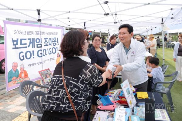 [크기변환]1-5. 이상일 용인특례시장(오른쪽)이 11일 용인특례시 주민자치박람회에서 시민들과 인사를 나누고 있다.JPG