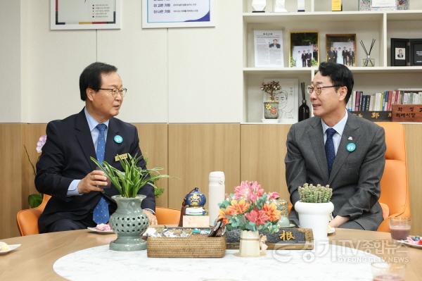[크기변환]1-1. 정명근 화성특례시장과 유희태 완주군수가 협약에 앞서 환담을 하고 있다.jpg