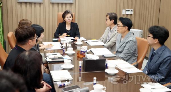 [크기변환]사진설명)  김미경 수원특례시의회 의장이 9일 의회사무국 주요업무 보고 및 티타임을 갖고 직원들과 소통하고 있다.jpg
