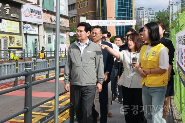 [크기변환]6-1. 이상일 용인특례시장이 13일 수지구 성복동 효자초를 찾아 통학로 등 현장을 살펴보고 있다.jpg