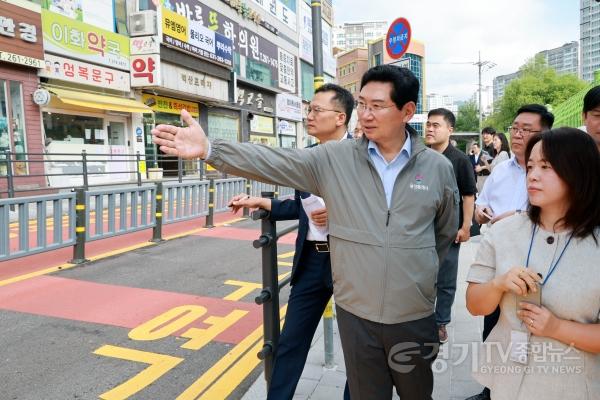 [크기변환]6-2. 이상일 용인특례시장이 13일 수지구 성복동 효자초를 찾아 통학로 등 현장을 살펴보고 있다.jpg