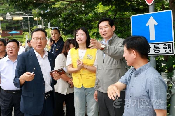 [크기변환]6-3. 이상일 용인특례시장이 13일 수지구 성복동 효자초를 찾아 통학로 등 현장을 살펴보고 있다.jpg