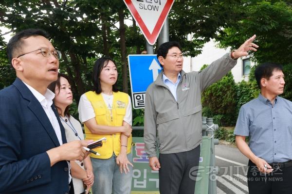 [크기변환]6-4. 이상일 용인특례시장이 13일 수지구 성복동 효자초를 찾아 통학로 등 현장을 살펴보고 있다.jpg