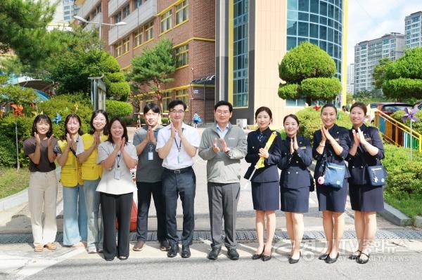 [크기변환]6-5. 이상일 용인특례시장이 13일 수지구 성복동 효자초 현장 점검을 마친 뒤 서부녹색어머니회 회원 등 관계자들과 기념사진 촬영을 하고 있다.jpg