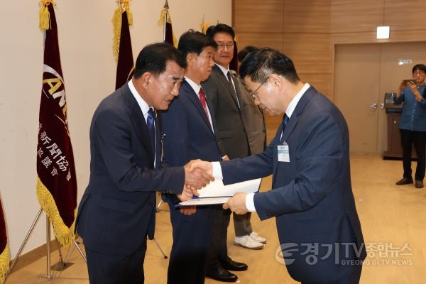 [크기변환]사진(260718)_경기도의회 백승기 의원, 제23회 지역신문의 날 의정대상 수상.jpg