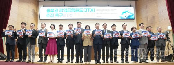 [크기변환]8-2. 13일 국회의원회관 대회의실에서 열린 결의대회 참석자들이 피켓을 들고 있다.jpg