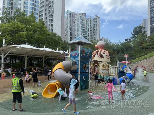 [크기변환]2. 용인특례시는 15일부터 지역 12개 공원 물놀이장을 개장한다.jpeg