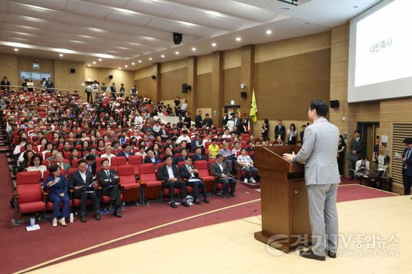 [크기변환]17-2. 정명근 화성특례시장이 중부권 광역급행철도(JTX) 추진 촉구를 위한 국회 토론회에서 중부권 광역급행철도의 조속한 추진 필요성을 강조하며 축사를 하고 있다.jpg