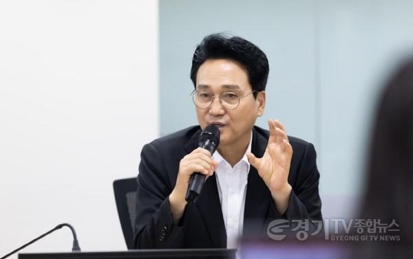 [크기변환]260713_안민석_교육감_폰프리스쿨은_생의_배움과_성장_위한_학교_문화_만드는_것(사진1).jpg