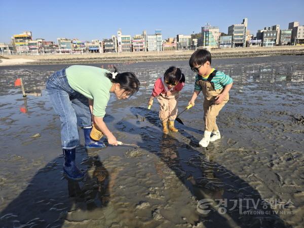 [크기변환]기획보도 사진1_오이도 어촌체험휴양마을 갯벌체험.jpg