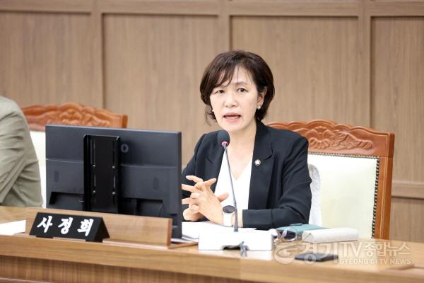 [크기변환]사진설명1)_수원특례시의회_보건복지위원회에서_사정희_위원이_발언을_하고_있다.jpg