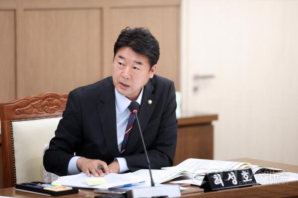 [크기변환]사진설명5)_수원특례시의회_문화체육교육위원회에서_최성호_의원이_발언을_하고있다._.jpg