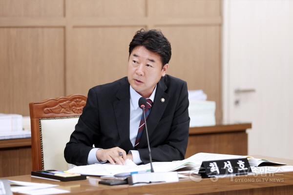 [크기변환]사진설명6)_수원특례시의회_문화체육교육위원회에서_최성호_위원이_발언을_하고있다.jpg