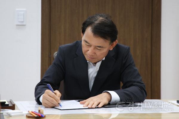 [크기변환](0715)[정약용도서관과]‘헌법을 읽다, 대한민국을 이해하다’… 남양주시 정약용도서관, 제헌절 기념 도서 특별전시 운영(최현덕 시장 사진).jpg