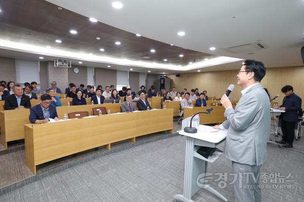 [크기변환]13-2. 정명근 화성특례시장이 화성미래비전위원회 전체회의에서 인사말을 하고 있다(2).jpg