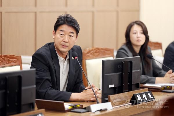 [크기변환]사진설명4)_수원특례시의회_문화체육교육위원회에서_최성호_위원이_발언을_하고있다.jpg