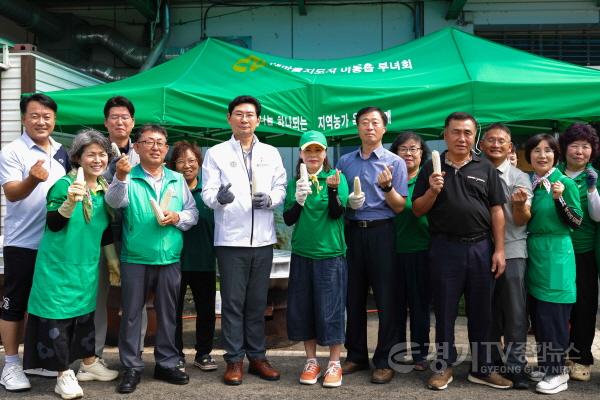[크기변환]3-2. 이상일 용인특례시장이 17일 이동읍 새마을부녀회가 마련한 지역농가 상생 위한 옥수수 판매 행사에 참석했다.jpg