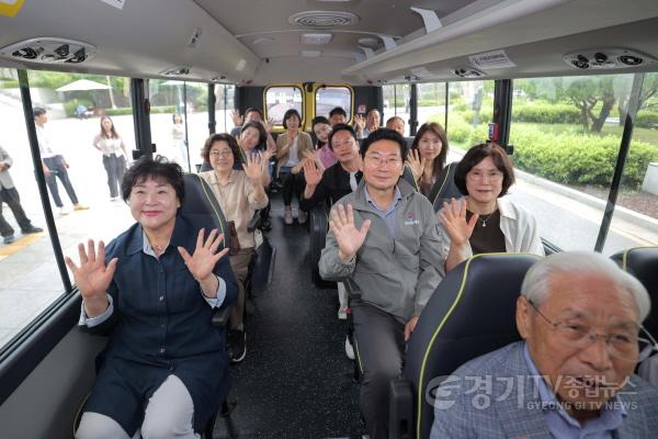 [크기변환]12-3. 이상일 용인특례시장은 16일 자율주행버스 시범노선인 용인A01번에 탑승해 전 운행 구간을 둘러봤다.JPG