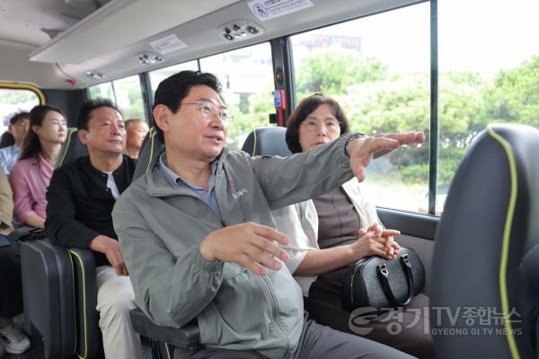 [크기변환]12-4. 이상일 용인특례시장은 16일 자율주행버스 시범노선인 용인A01번에 탑승해 전 운행 구간을 둘러봤다.JPG