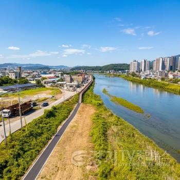 [크기변환]2-2. 용인특례시는 처인구 모현읍 한국외국어대학교 사거리부터 리버빌까지 경안천 0.7㎞ 구간 산책로를 조성했다.jpg