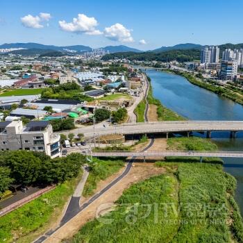 [크기변환]2-1. 용인특례시는 처인구 모현읍 한국외국어대학교 사거리부터 리버빌까지 경안천 0.7㎞ 구간 산책로를 조성했다.jpg
