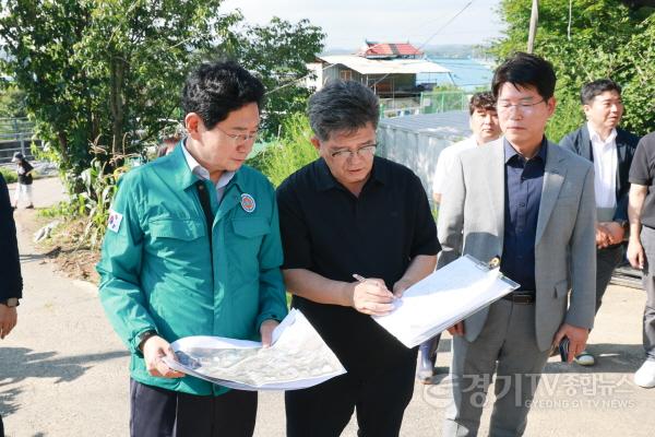 [크기변환]10-1. 이상일 용인특례시장이 15일 처인구 남사읍 진목리 집중호우 피해 현장을 살펴보고 있다.jpg