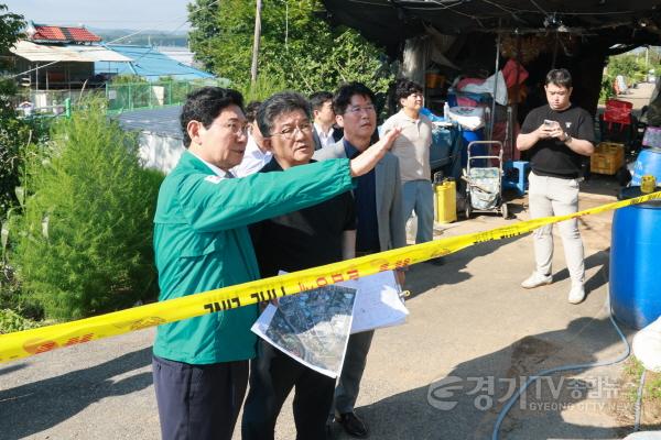 [크기변환]10-2. 이상일 용인특례시장이 15일 처인구 남사읍 진목리 집중호우 피해 현장을 살펴보고 있다.jpg