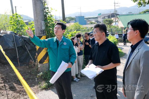 [크기변환]10-3. 이상일 용인특례시장이 15일 처인구 남사읍 진목리 집중호우 피해 현장을 살펴보고 있다.jpg