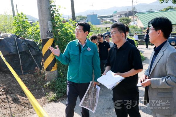 [크기변환]10-4. 이상일 용인특례시장이 15일 처인구 남사읍 진목리 집중호우 피해 현장을 살펴보고 있다.jpg