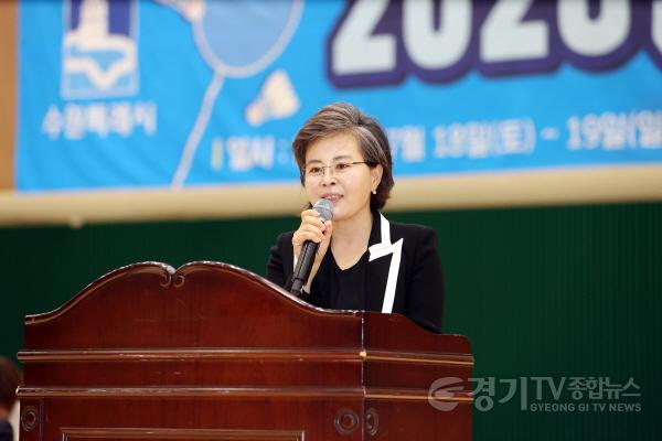 [크기변환]사진설명1) 김미경 수원특례시의회 의장이 19일 수원시배드민턴전용경기장에서 열린 2026 수원특례시장배 배드민턴대회 개회식에서 격려사를 하고 있다.jpg