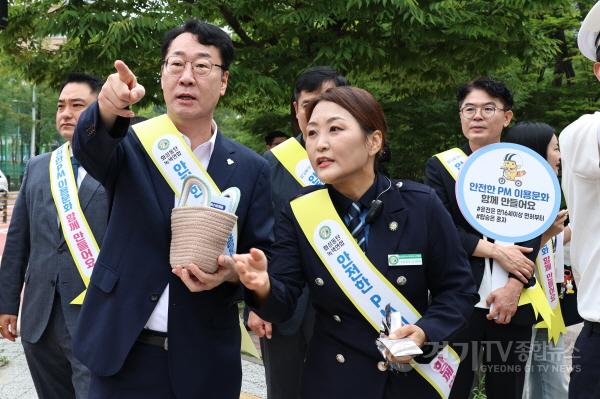 [크기변환]1-3. 정명근 화성특례시장이 화성동탄녹색어머니연합회 관계자와 통학로 안전관리 방안을 살펴보고 있다.jpg